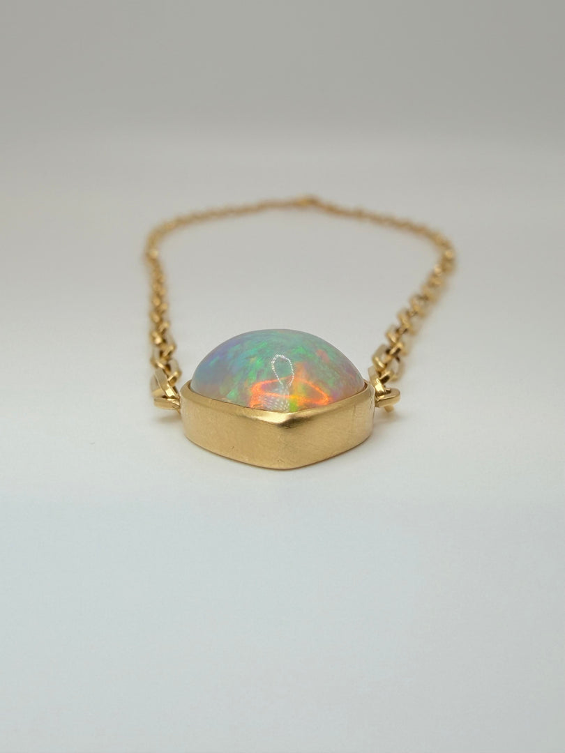 18Kt Yellow Gold 5.64Ct Opal Bezel-Set Stone On A Paperclip Chain