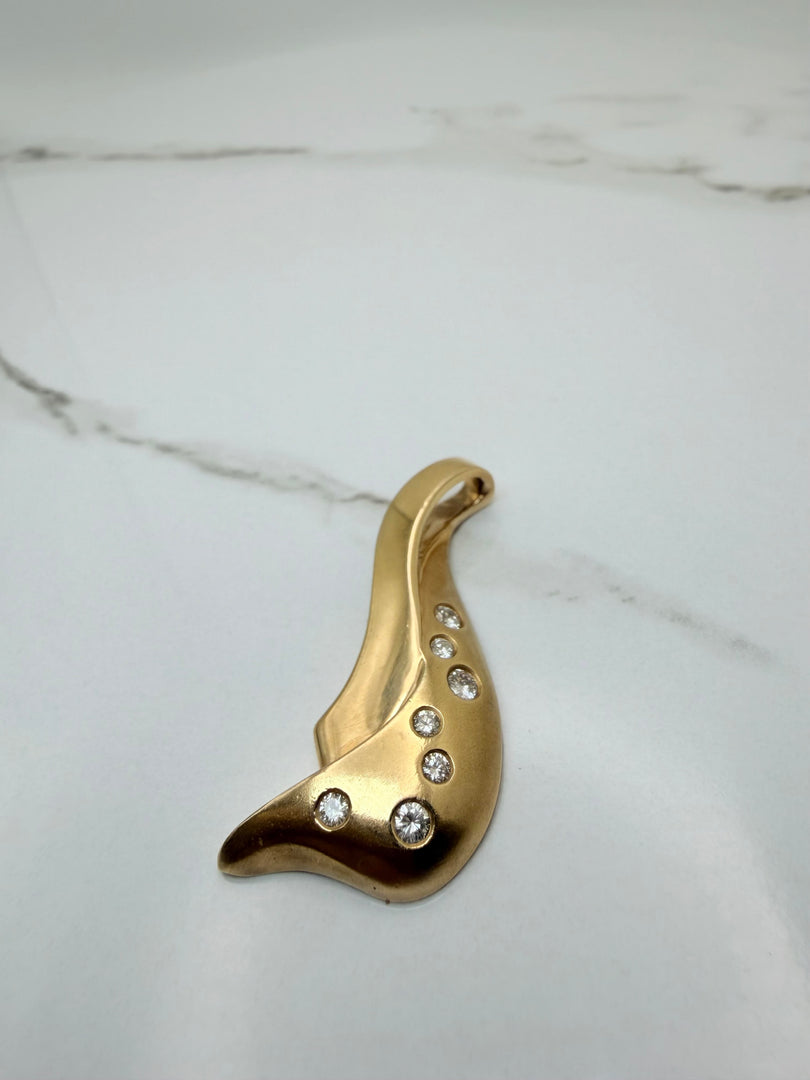 14Kt Yellow Gold Pendant With  7 Round Brilliant Diamonds Weighing Approximately 0.33CTW