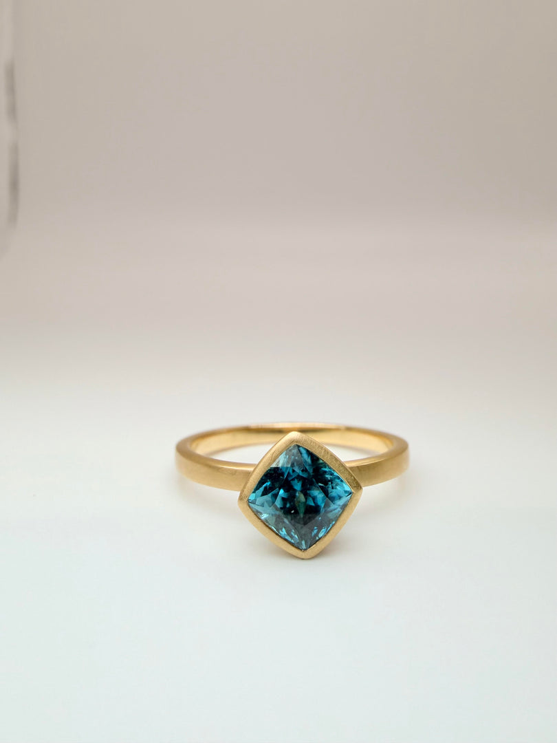 18Kt Yellow Gold 1.58Ct Blue Zircon Princess Cut Bezel-Set Satiin Finish Ring