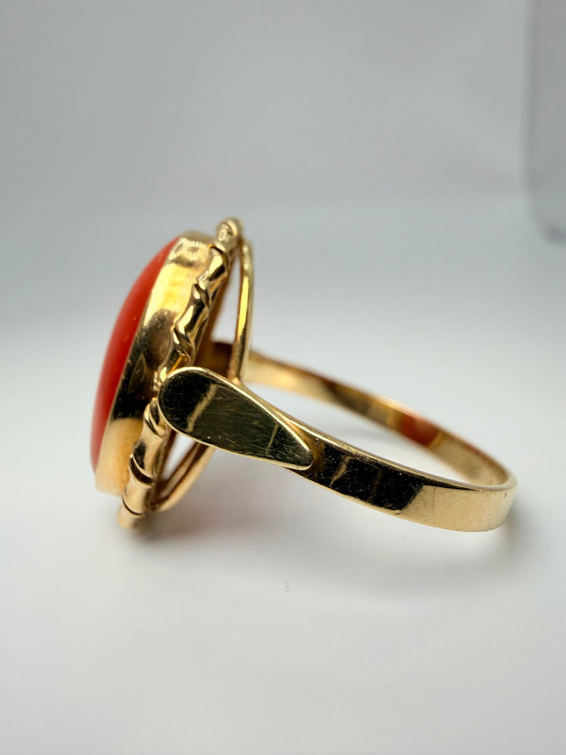 18Kt Yellow Gold Ring With Oval Coral Center Stone