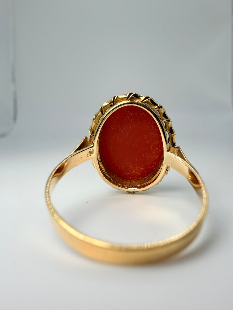 18Kt Yellow Gold Ring With Oval Coral Center Stone