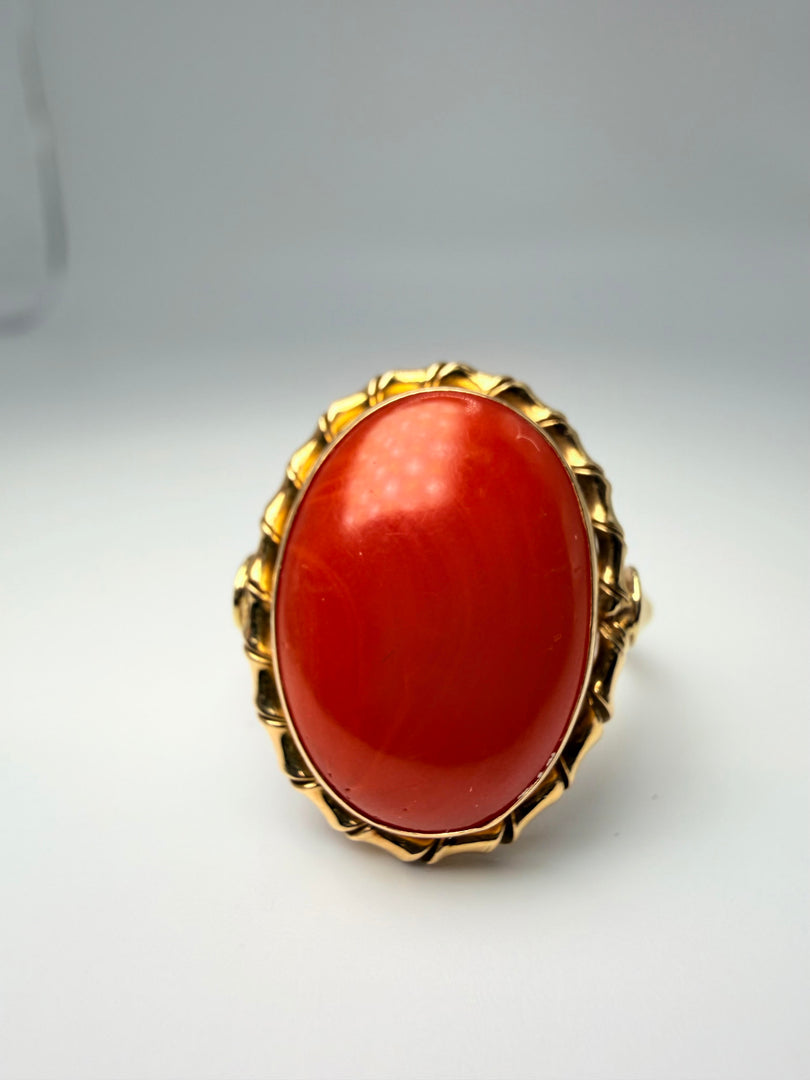 18Kt Yellow Gold Ring With Oval Coral Center Stone