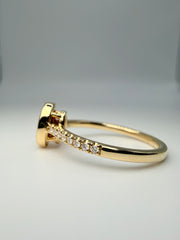 14Kt Yellow Gold .86Ct Oval Bezel Set Garnet Center With 1/10Tw Diamond On The Band (25330606)