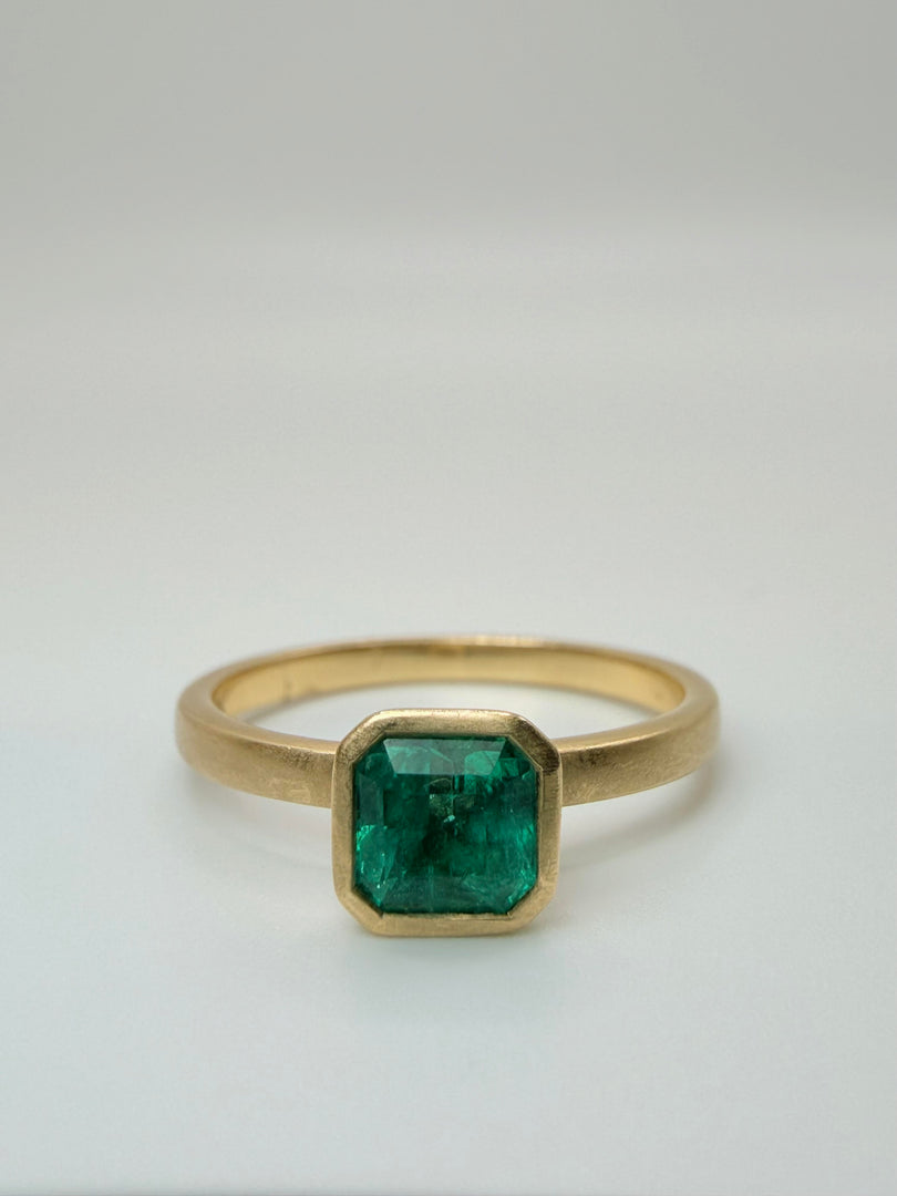 18Kt Yellow Gold Emerald Cut 0.67Ct Emerald Bezel-Set Satin Finish Ring Size 6.5