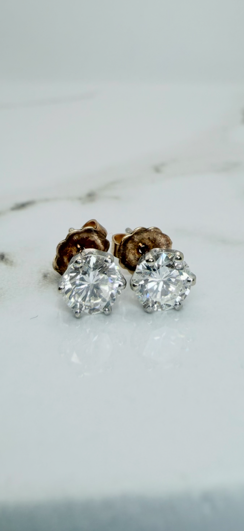 14Kt Yellow Gold Round Diamond Stud Earrings. Approximately F-Vs2 .60Ct