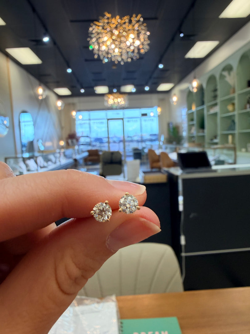 14Kt Yellow Gold 1.04Ct Natural Diamond Stud Earrings In A Martini Setting (Em100S8)