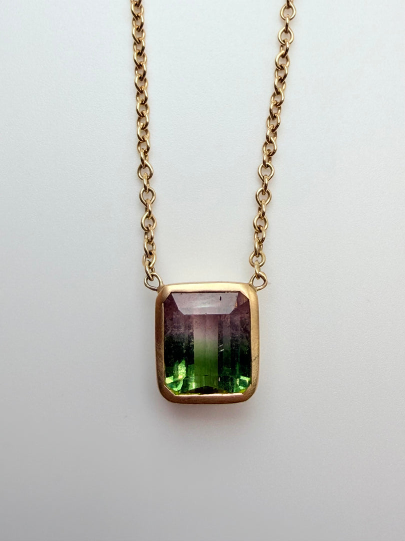 18Kt Yellow Gold 2.44Ct Watermelon Tourmaline Bezel-Set Stain Finish Necklace (Nik-Bzl-Bt-Ec-Y2.44)