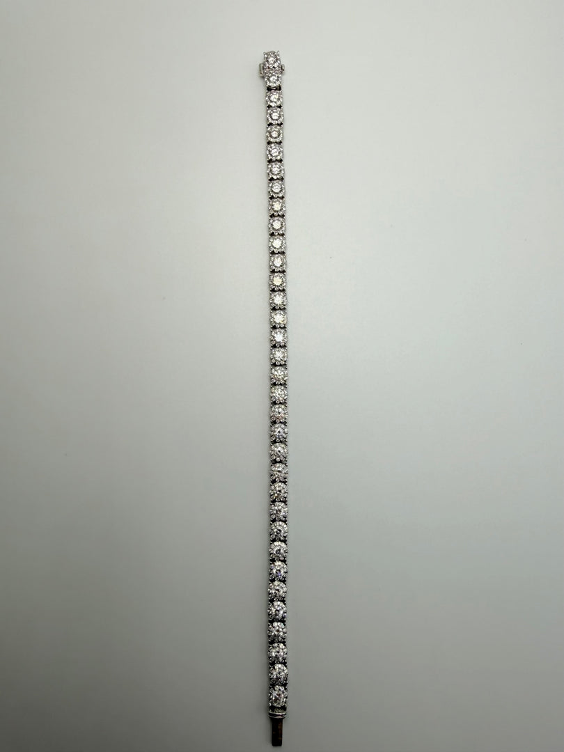 18Kt White Gold Diamond Tennis Bracelet With Exta Links 400 Diamonds Totaling 4.09CTW Si2G